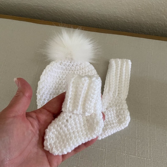 NICU Premature Baby Hat and Bootie Set - Picture 6 of 11